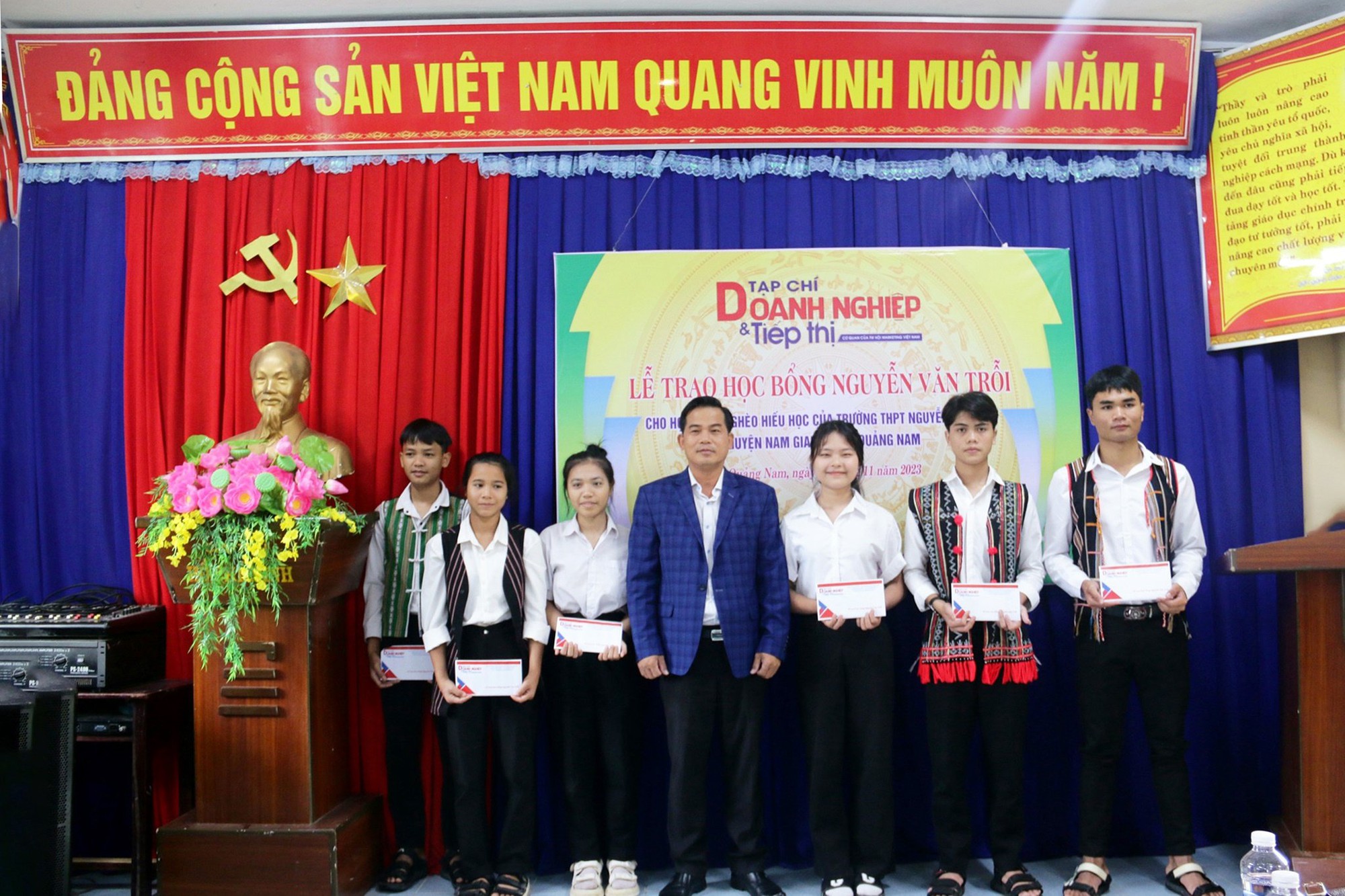 Tạp chí Doanh nghiệp và Tiếp thị trao học bổng Nguyễn Văn Trỗi tại Quảng Nam- Ảnh 4.