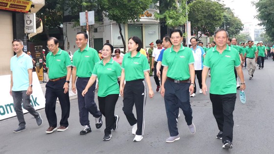 Chủ tịch Ủy ban Mặt trận Tổ quốc TP.HCM và lãnh đạo quận Phú Nhuận tham gia Cuộc đi bộ