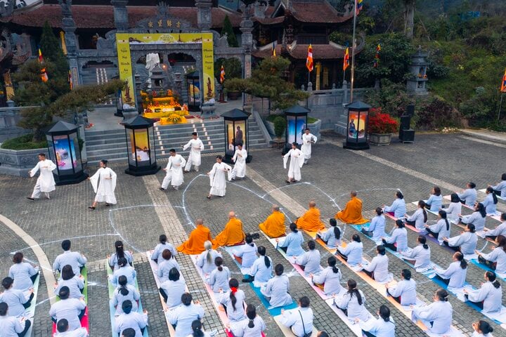 Phật tử về đỉnh thiêng Fansipan dự lễ vía Quán Thế Âm xuất gia - Ảnh 3.