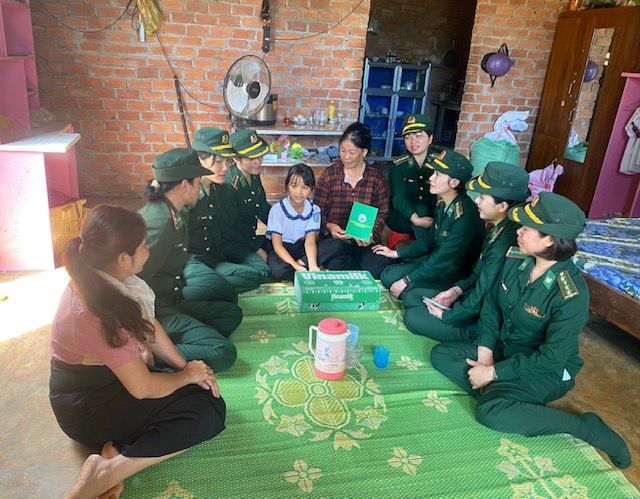 Hội phụ nữ BĐBP tỉnh thăm và tặng quà gia đình cháu Hoàng Thị Huyền Trang