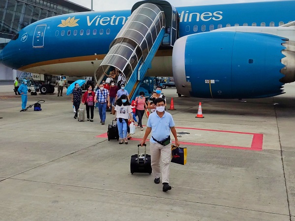 Giá vé máy bay Tết Nguyên đán tăng cao, hành khách cân nhắc chưa ‘chốt’ sớm- Ảnh 1.
