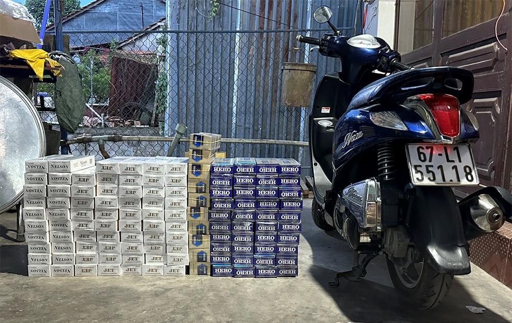 An Giang: Phát hiện xe mô tô vận chuyển gần 1.200 bao thuốc lá ngoại nhập lậu- Ảnh 2.