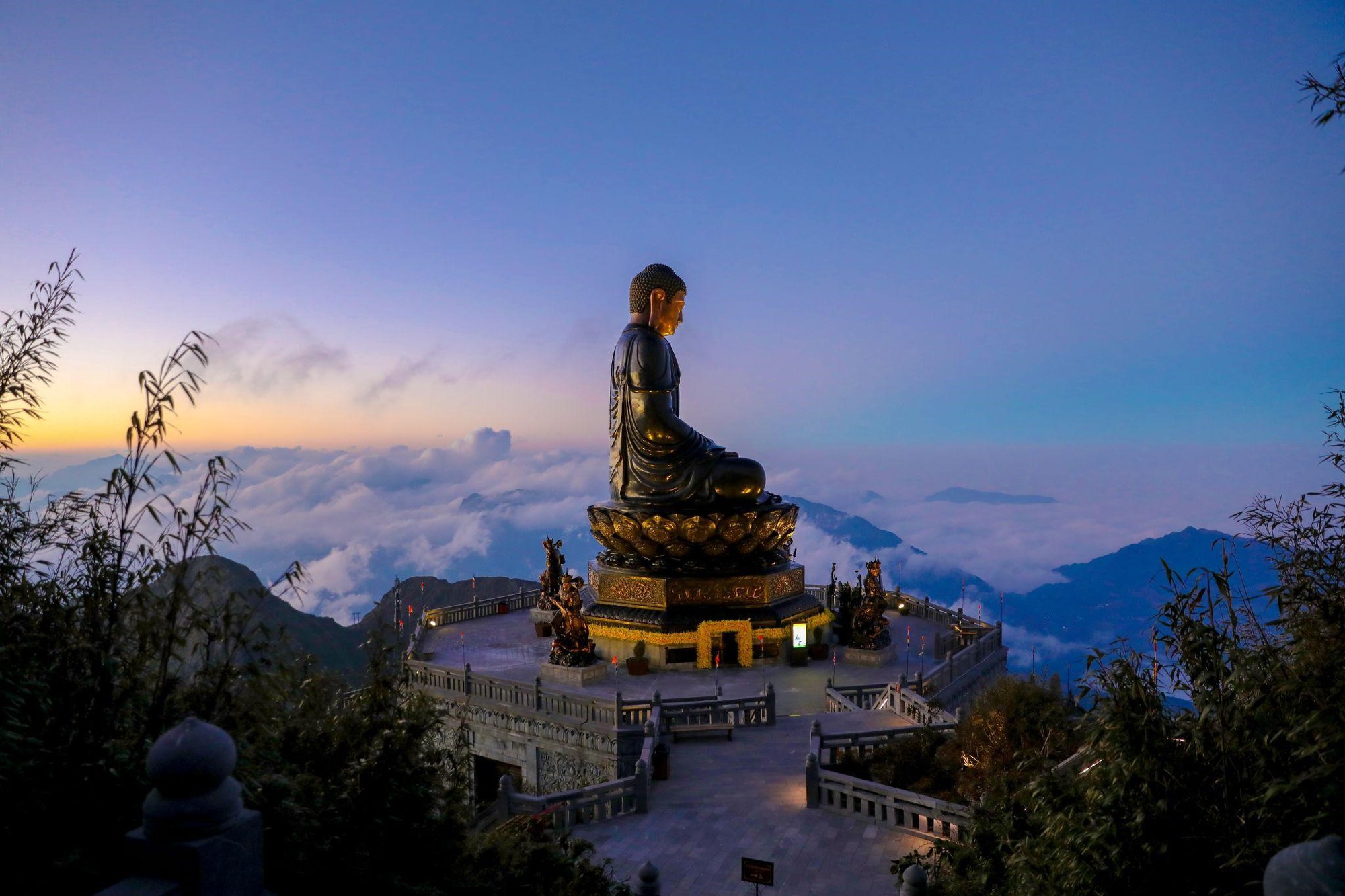 Tượng Phật A Di Đà uy nghi trên đỉnh thiêng Fansipan