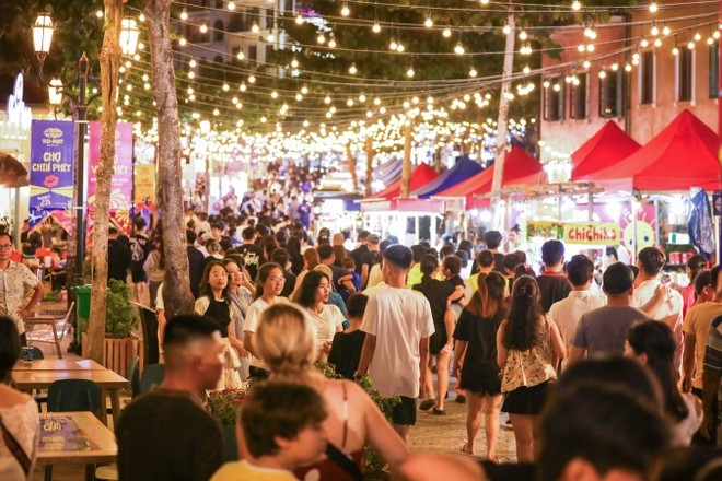 Chợ đêm tại Phú Quốc mở cửa tới sáng hút du khách tới vui chơi, ngắm pháo hoa- Ảnh 1.
