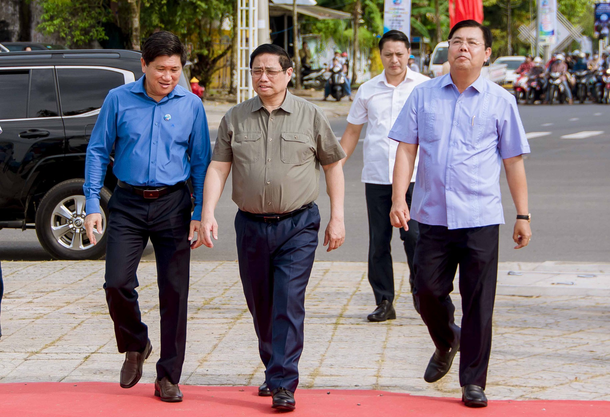 Thủ tướng Chính phủ Phạm Minh Chính tham quan các gian hàng trưng bày tại Festival Tôm Cà Mau- Ảnh 3.