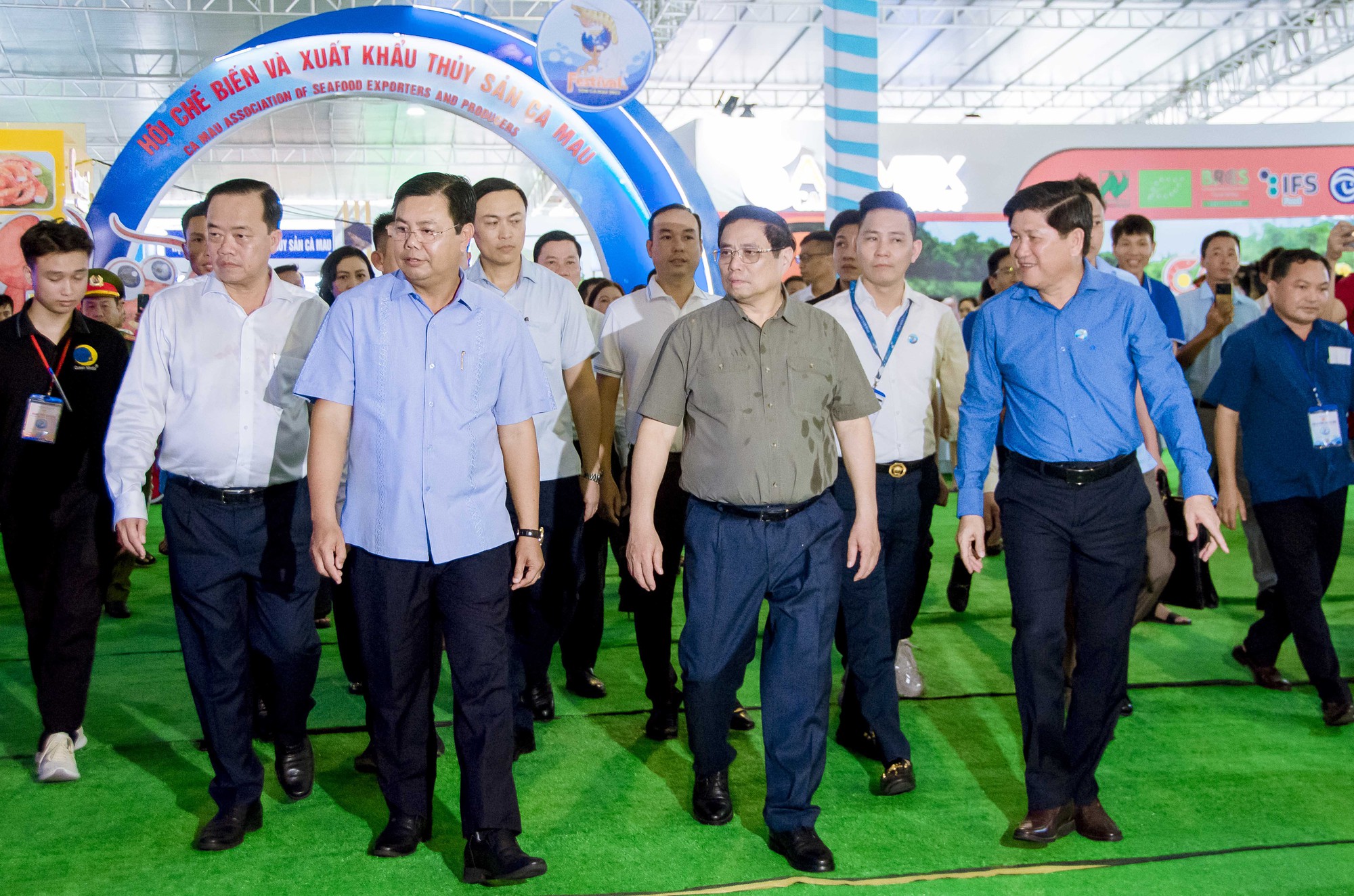 Thủ tướng Chính phủ Phạm Minh Chính tham quan các gian hàng trưng bày tại Festival Tôm Cà Mau- Ảnh 5.
