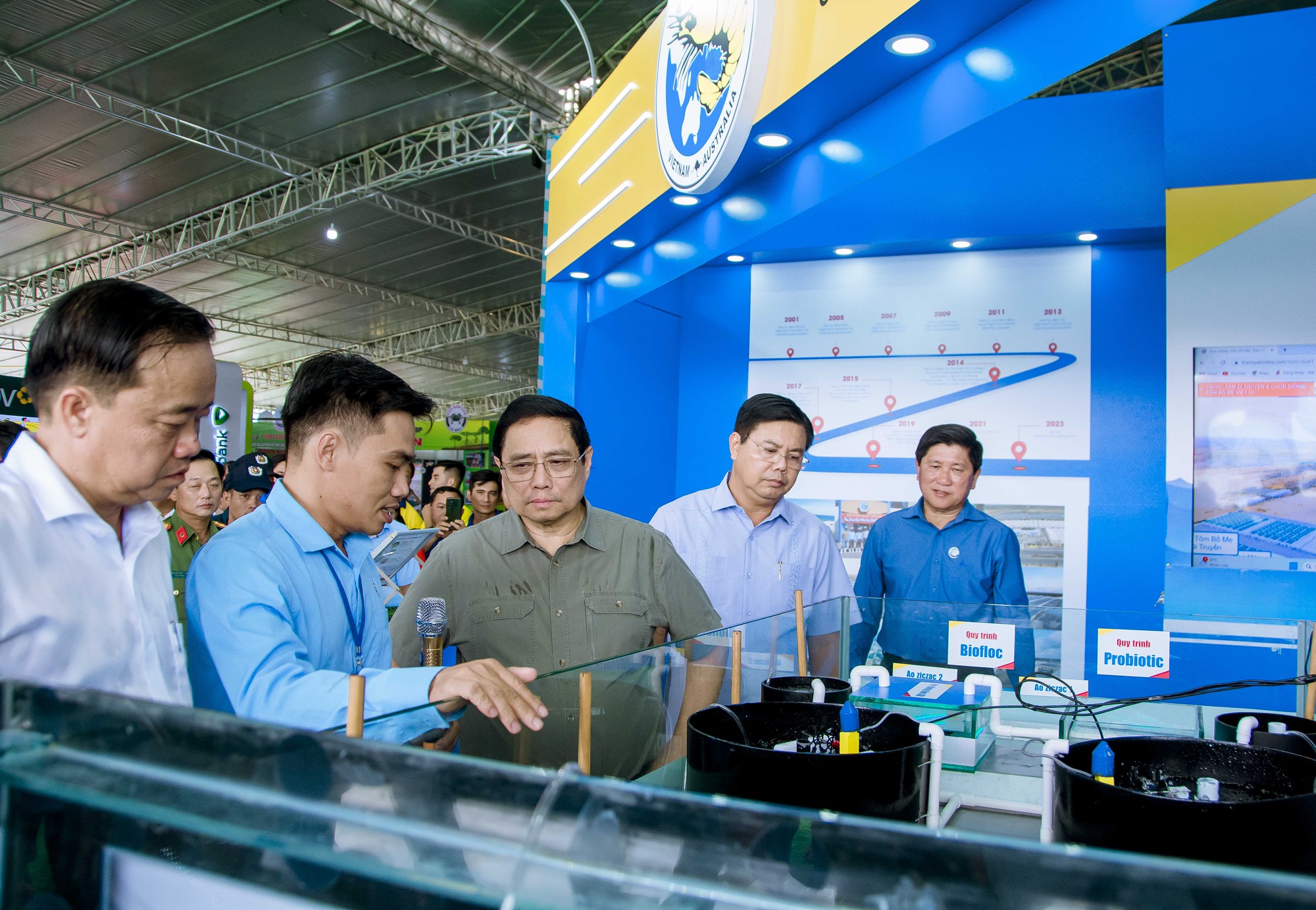 Thủ tướng Chính phủ Phạm Minh Chính tham quan các gian hàng trưng bày tại Festival Tôm Cà Mau- Ảnh 12.