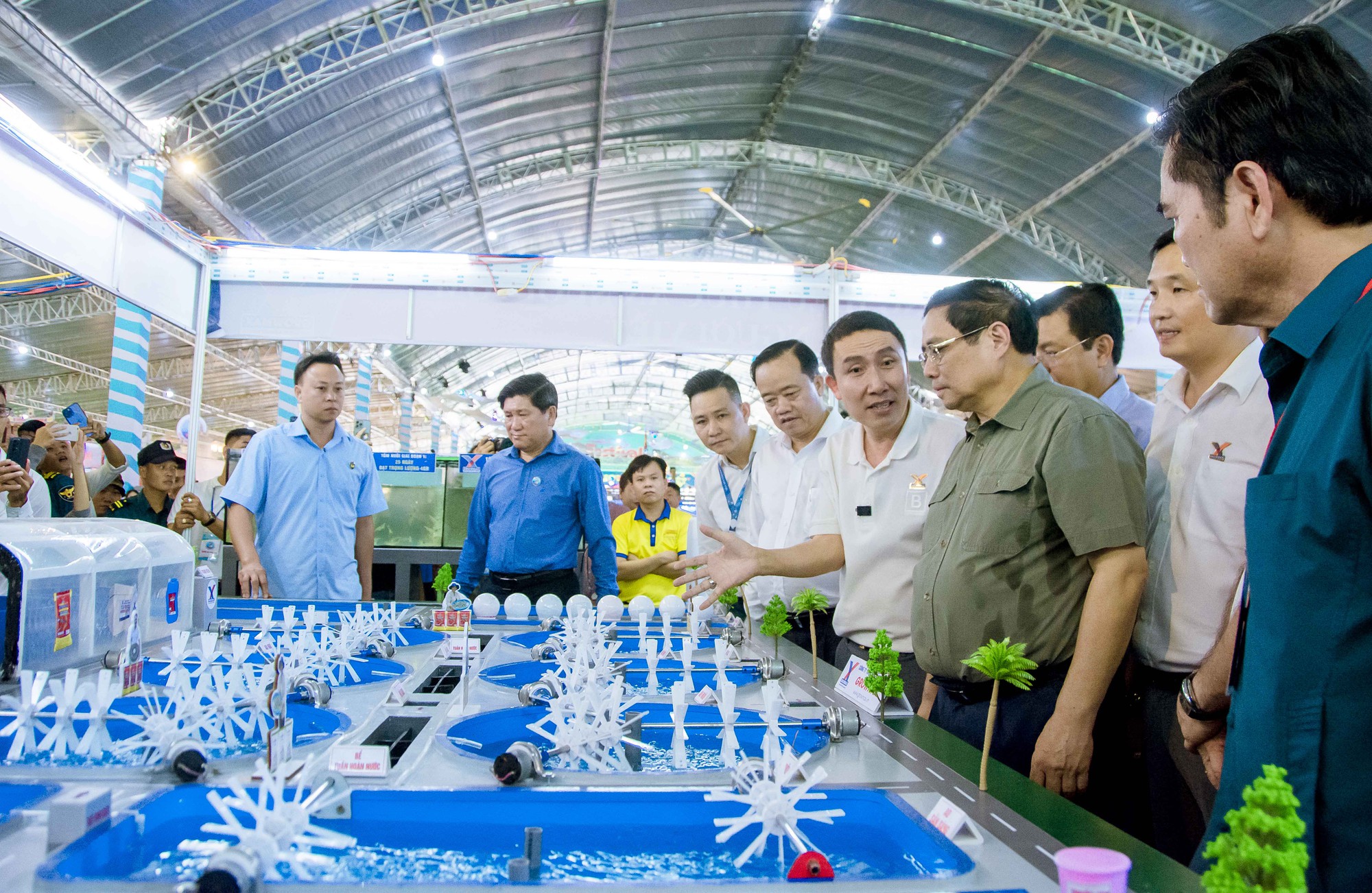 Thủ tướng Chính phủ Phạm Minh Chính tham quan các gian hàng trưng bày tại Festival Tôm Cà Mau- Ảnh 13.