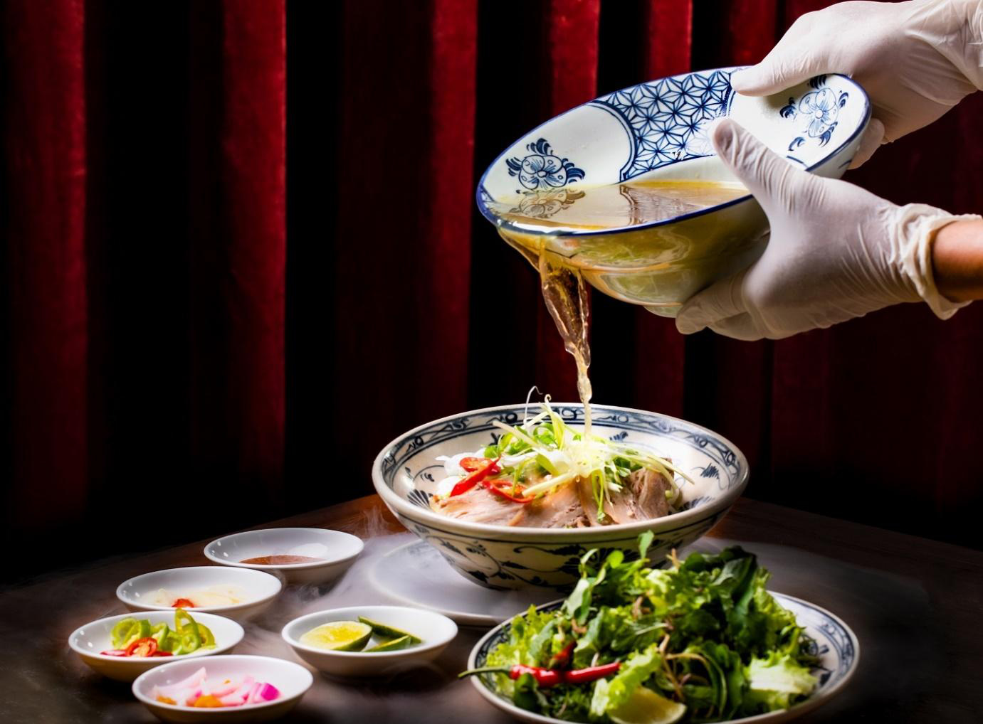 Làm gì để ẩm thực Việt bước ra ánh sáng? - Ảnh 1.
