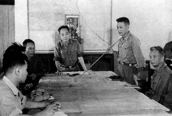 Ra mắt sách nhân kỷ niệm 100 năm Ngày sinh Trung tướng Đồng Sỹ Nguyên - Ảnh 3.