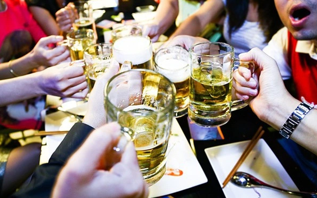 Đề xuất tăng thuế tiêu thụ đặc biệt với rượu, bia, thuốc lá - Ảnh 1.