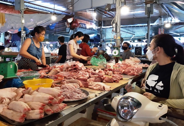 Nhộn nhịp thị trường thực phẩm cúng Rằm tháng Giêng 2023 - Ảnh 1.