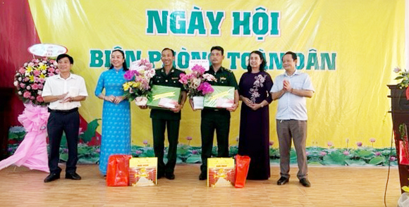 Lãnh đạo Ban Dân vận Thành ủy Phú Quốc và Lãnh đạo xã Bãi Thơm Tặng lẵng hoa cho 2 đồn Biên phòng.