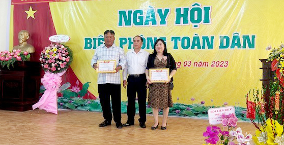 Lãnh đạo UBMTTQ xã trao giấy khen cho cá nhân có thành tích xuất sắc trong Phong trào toàn dân tham gia BVCQBGQG.