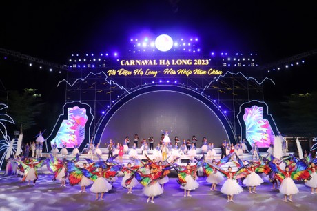 Carnaval Hạ Long sôi động, ấn tượng hấp dẫn du khách tới Quảng Ninh - Ảnh 1.