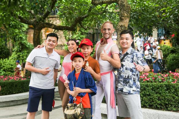 Hàng ngàn du khách đến vui chơi tại Công viên Châu Á và Bà Nà Hills tại Đà Nẵng - Ảnh 2.