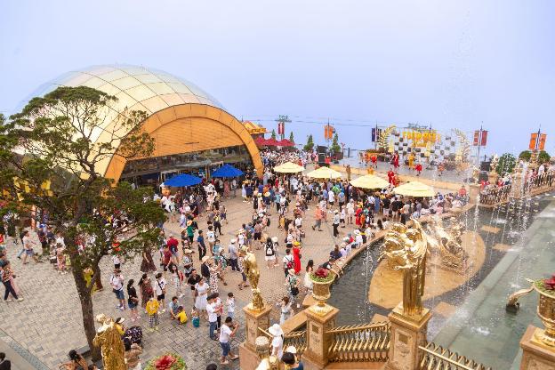 Hàng ngàn du khách đến vui chơi tại Công viên Châu Á và Bà Nà Hills tại Đà Nẵng - Ảnh 4.