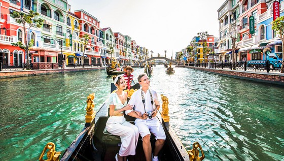 Gần 5,6 triệu lượt khách quốc tế đến Việt Nam trong 6 tháng đầu năm - Ảnh 1.