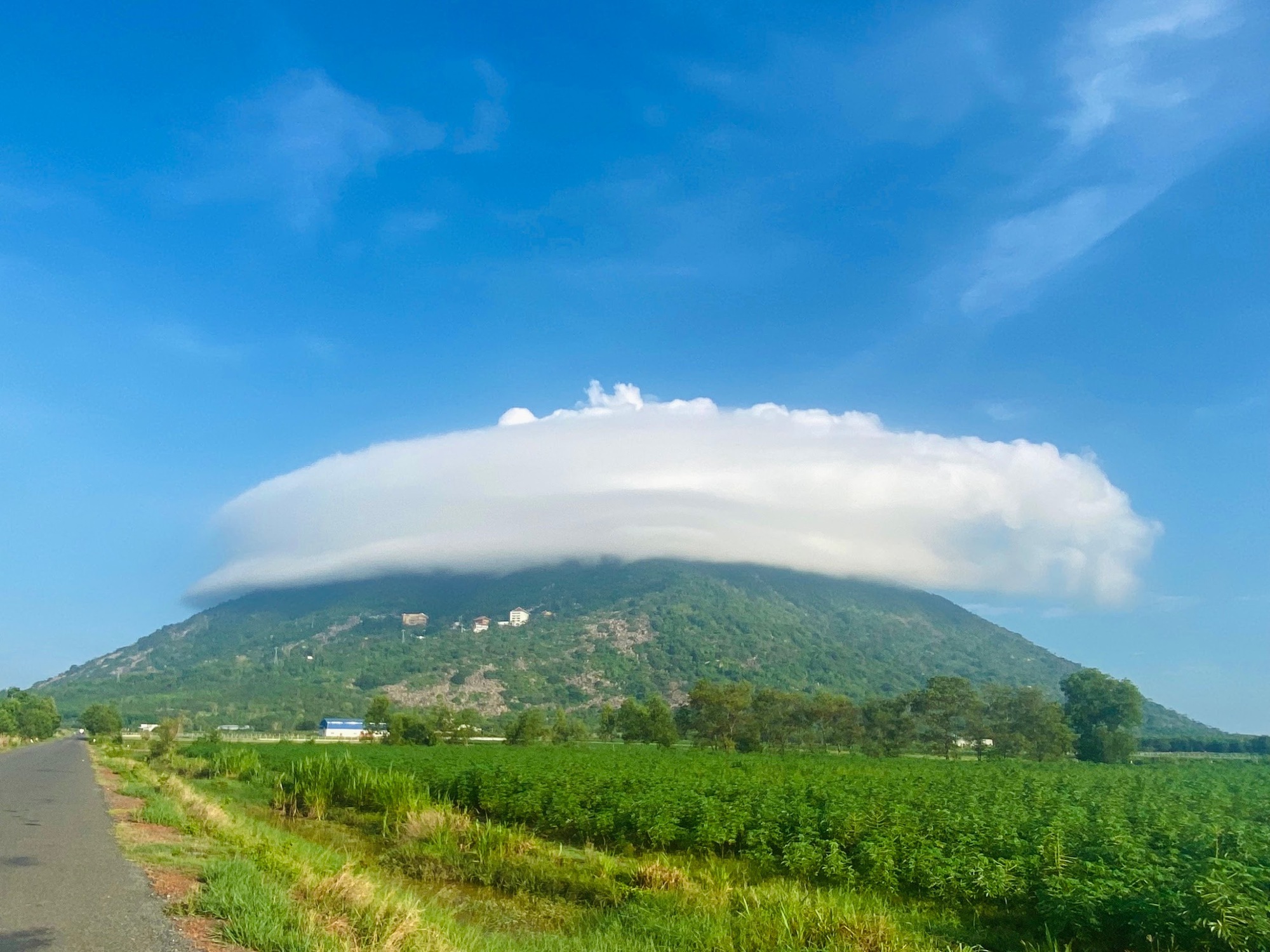 Núi Bà Đen - Tây Ninh đã đến mùa săn mây đẹp nhất trong năm - Ảnh 2.
