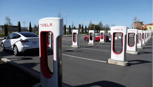 Mỹ: 7 hãng ô tô lớn &quot;bắt tay&quot; xây hệ thống trạm sạc xe điện hiện đại cạnh tranh Tesla - Ảnh 2.