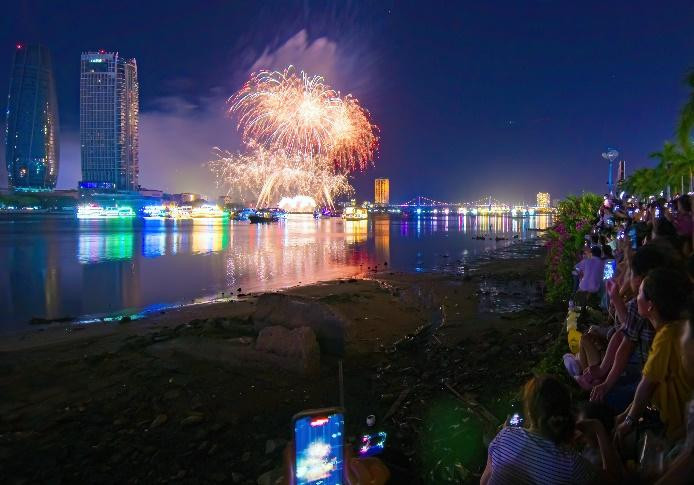 Trở lại đúng thời điểm, Lễ hội pháo hoa Quốc tế đưa Đà Nẵng thành thỏi nam châm hút khách - Ảnh 1.