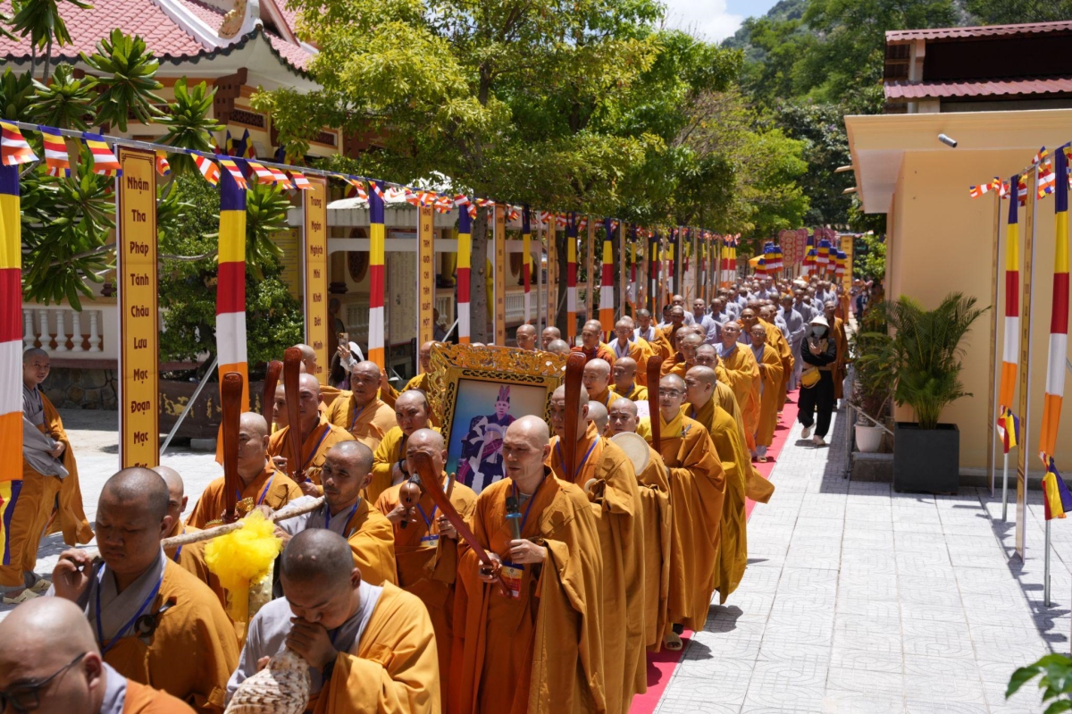 Núi Bà Đen đón hơn 400 tăng ni sư tham dự ngày hội Phật giáo lớn nhất tại Tây Ninh - Ảnh 1.