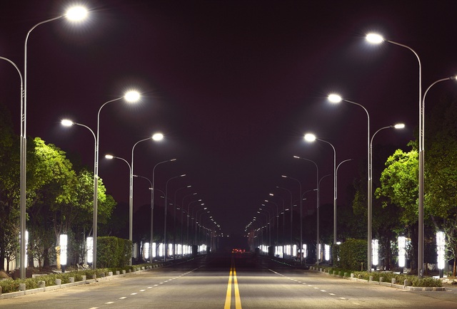 Hà Nội: Phấn đấu 100% chiếu sáng đường phố sử dụng đèn LED vào năm 2025 - Ảnh 1.
