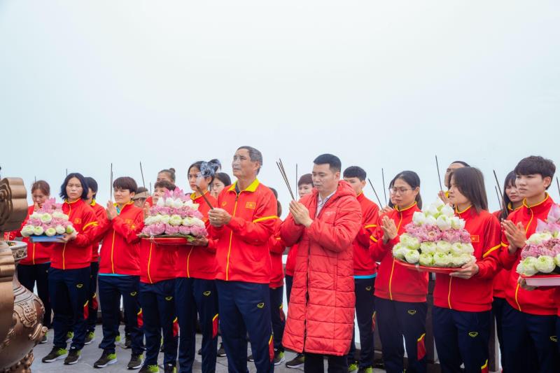 Đội tuyển nữ Việt Nam rước đuốc, thượng cờ trên đỉnh thiêng Fansipan - Ảnh 3.