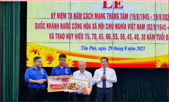 Quận Tân Phú: Trao tặng Huy hiệu Đảng cho các đảng viên lão thành - Ảnh 1.