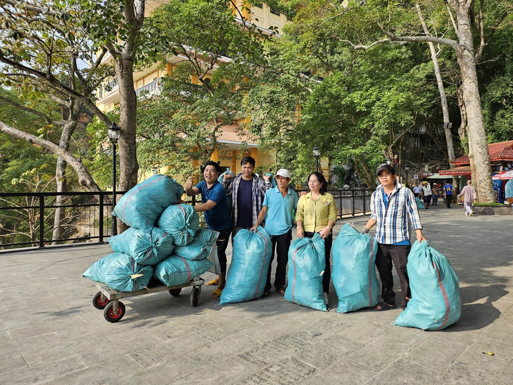 Hàng tấn rác được thu gom ngày đầu phát động Ngày Xanh núi Bà Đen- Ảnh 6.