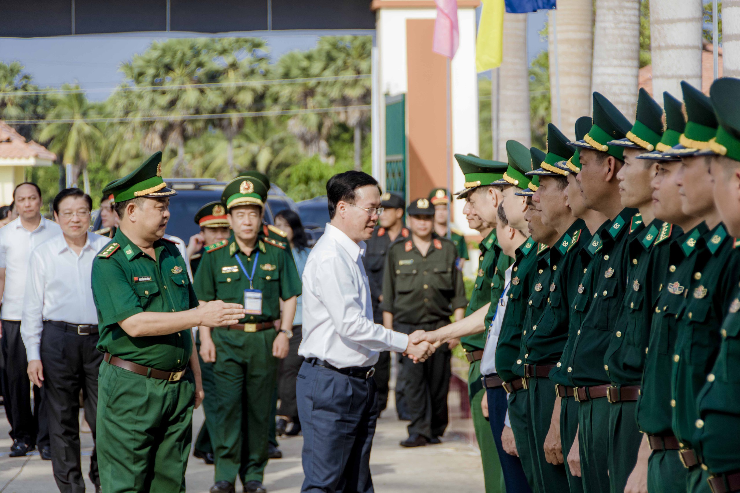 Chủ tịch nước Võ Văn Thưởng chúc Tết Đồn Biên phòng cửa khẩu Quốc tế Hà Tiên- Ảnh 2.