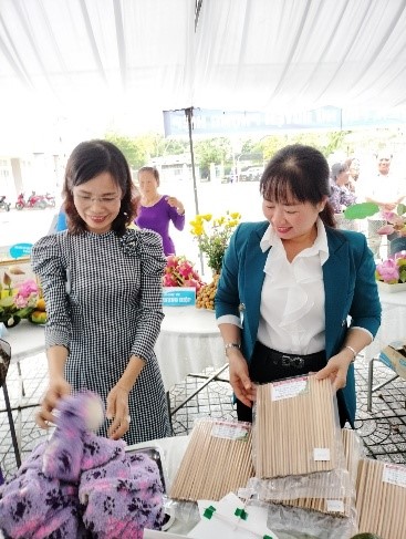Sản phẩm đũa tre và vớ của chị em phụ nữ huyện Phụng Hiệp được Hội LHPN tỉnh đánh giá cao