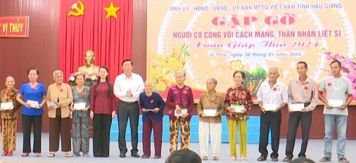 Ông Lê Văn Tông - Trưởng ban Ban Nội chính Tỉnh ủy và bà Võ Thị Mỹ Trang, Phó Chủ tịch HĐND tỉnh trao quà cho các gia đình.