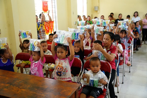 Chương trình của Vinamilk hỗ trợ hơn 6 tỷ đồng cho học sinh, sinh viên vùng bão lũ thông qua Trung ương Đoàn- Ảnh 8.