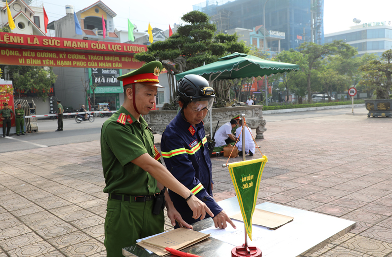 Công an tỉnh Thái Bình diễn tập phương án chữa cháy và cứu nạn, cứu hộ- Ảnh 3.