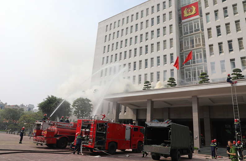 Công an tỉnh Thái Bình diễn tập phương án chữa cháy và cứu nạn, cứu hộ- Ảnh 1.