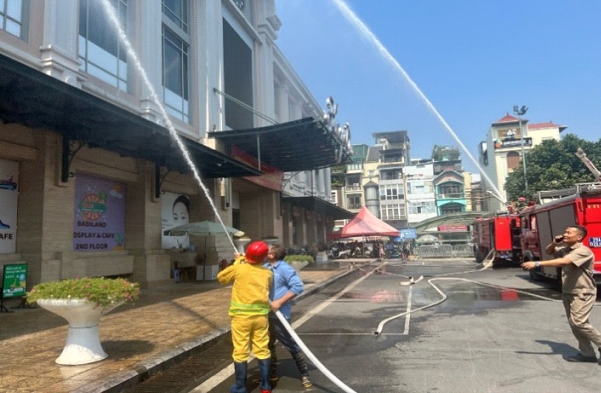 Hoàn Kiếm (Hà Nội): Diễn tập phương án chữa cháy và cứu nạn, cứu hộ tại chợ Hàng Da- Ảnh 1.