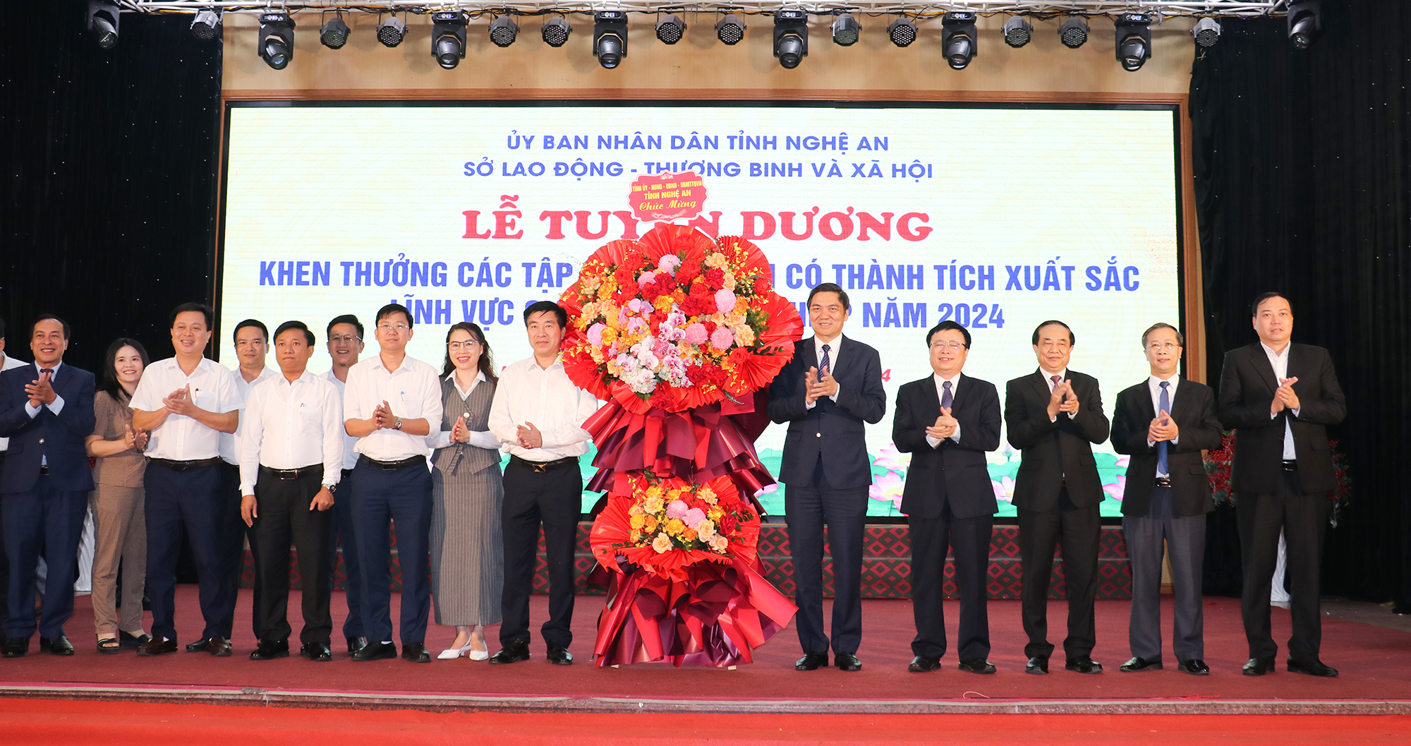 Nghệ An: Khen thưởng các tập thể, cá nhân có thành tích xuất sắc trong lĩnh vực giáo dục- Ảnh 2.