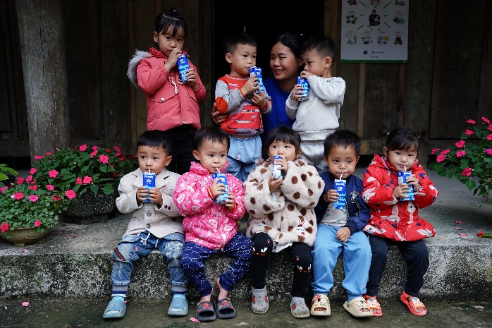 Quỹ Sữa vươn cao Việt Nam mang quà ấm, sữa ngon đến trẻ em vùng cao Tuyên Quang- Ảnh 11.