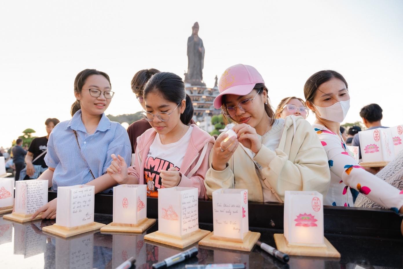 Hàng trăm ngàn du khách lên núi Bà Đen, Tây Ninh mỗi ngày để dâng đăng cầu an dịp đầu xuân năm mới- Ảnh 3.