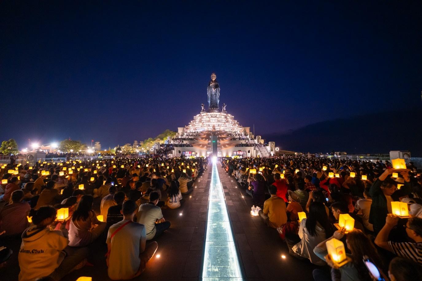 Hàng trăm ngàn du khách lên núi Bà Đen, Tây Ninh mỗi ngày để dâng đăng cầu an dịp đầu xuân năm mới- Ảnh 5.