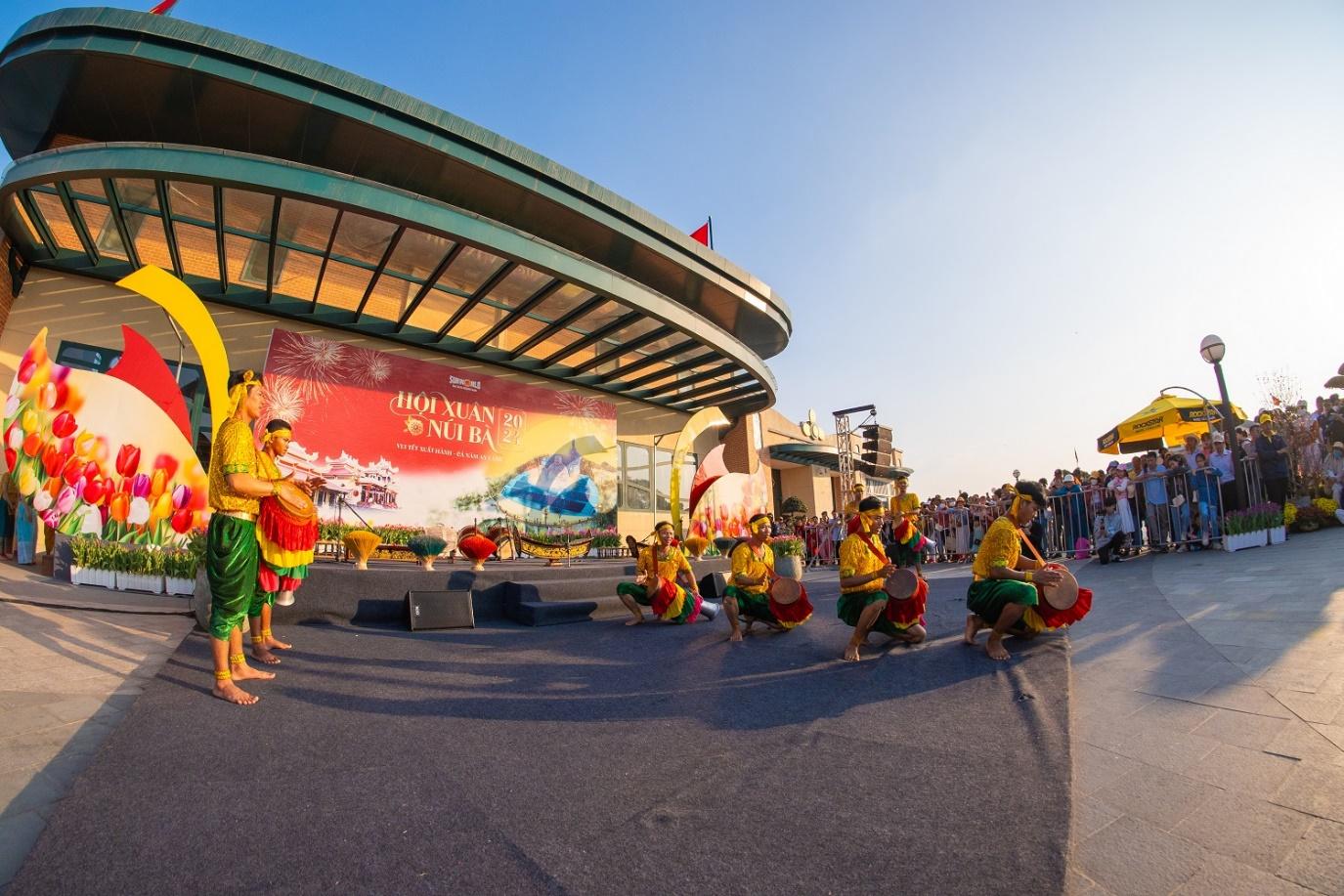 Hàng trăm ngàn du khách lên núi Bà Đen, Tây Ninh mỗi ngày để dâng đăng cầu an dịp đầu xuân năm mới- Ảnh 8.