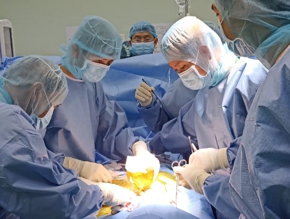 Các bác sĩ tiến hành phẫu thuật cho bệnh nhân.