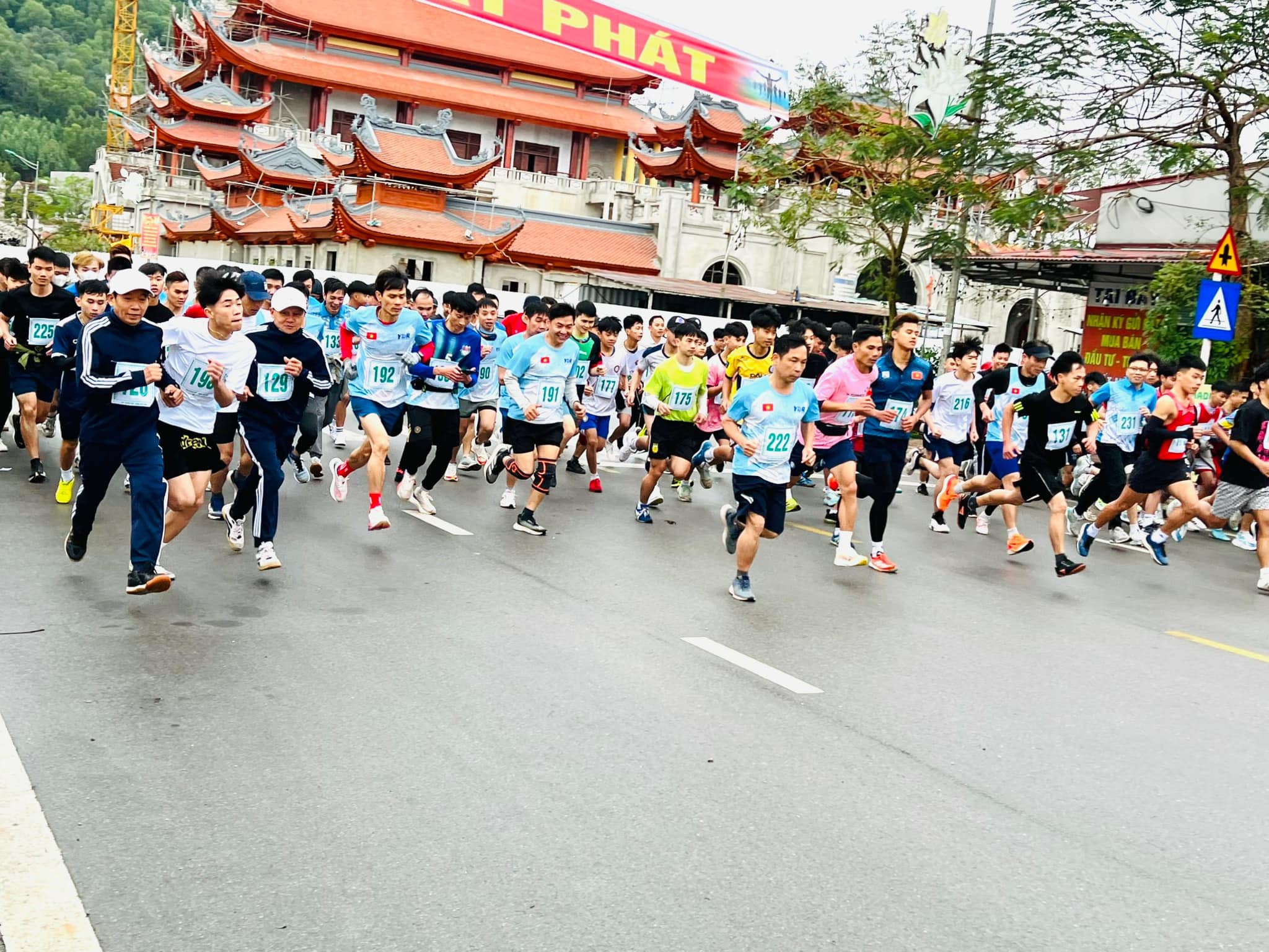 Bắc Giang: Gần 500 vận động viên tham gia Giải Việt dã leo núi "Chinh phục đỉnh Non Vua huyên thoại"- Ảnh 2.