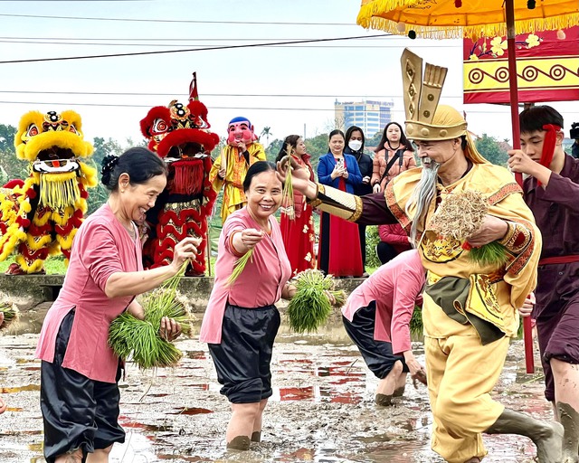 Phú Thọ: Sôi nổi Lễ hội Vua Hùng dạy dân cấy lúa- Ảnh 2.