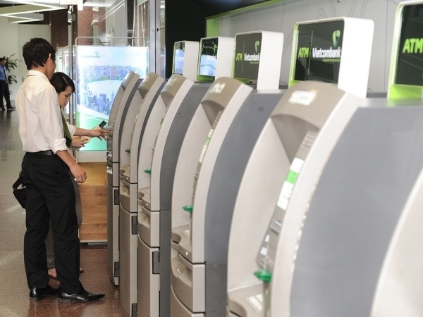 Giao dịch rút tiền mặt qua ATM giảm 28% so với cùng kỳ- Ảnh 1.