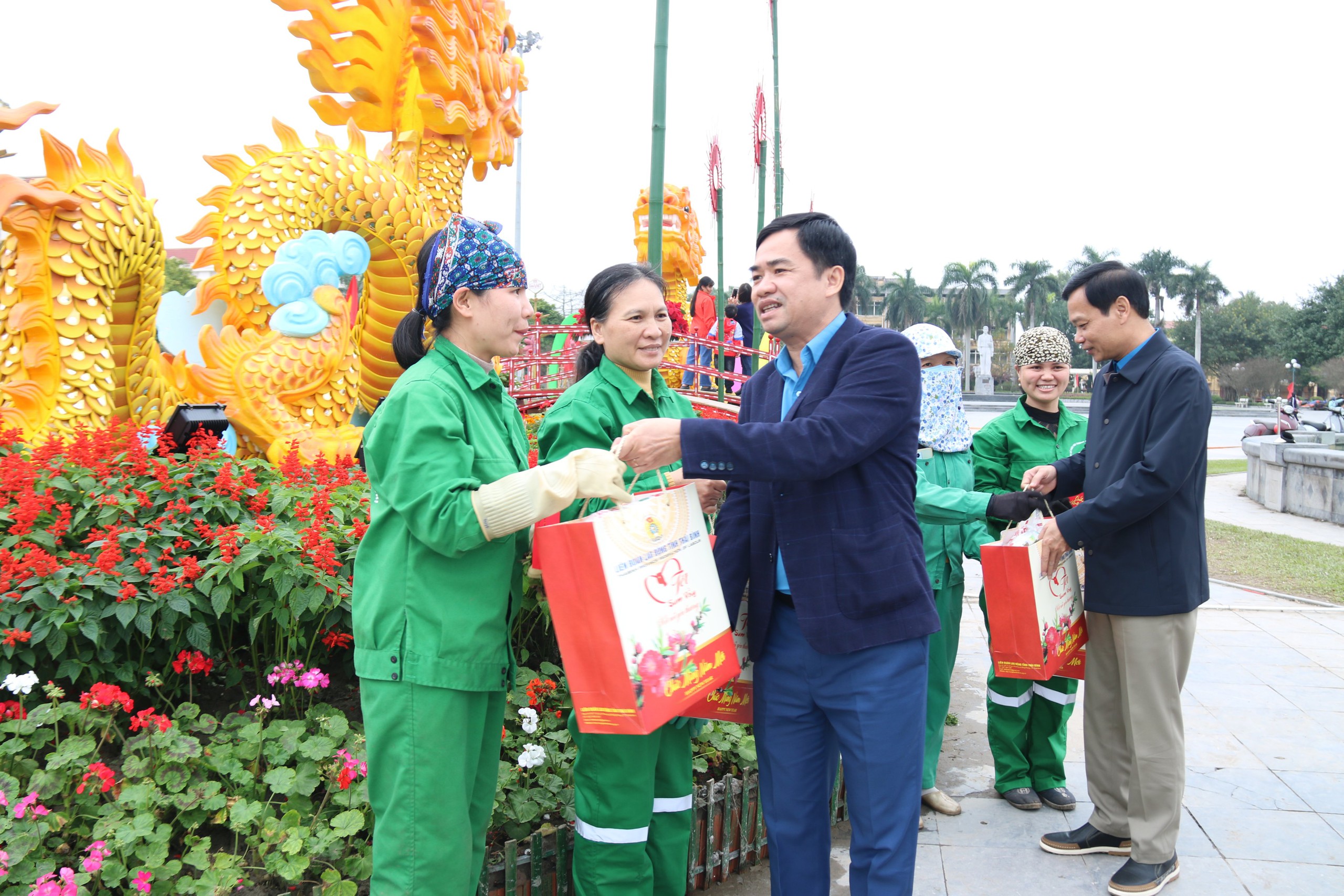 Thái Bình: Lãnh đạo LĐLĐ tỉnh tặng quà, động viên người lao động làm việc xuyên Tết- Ảnh 2.