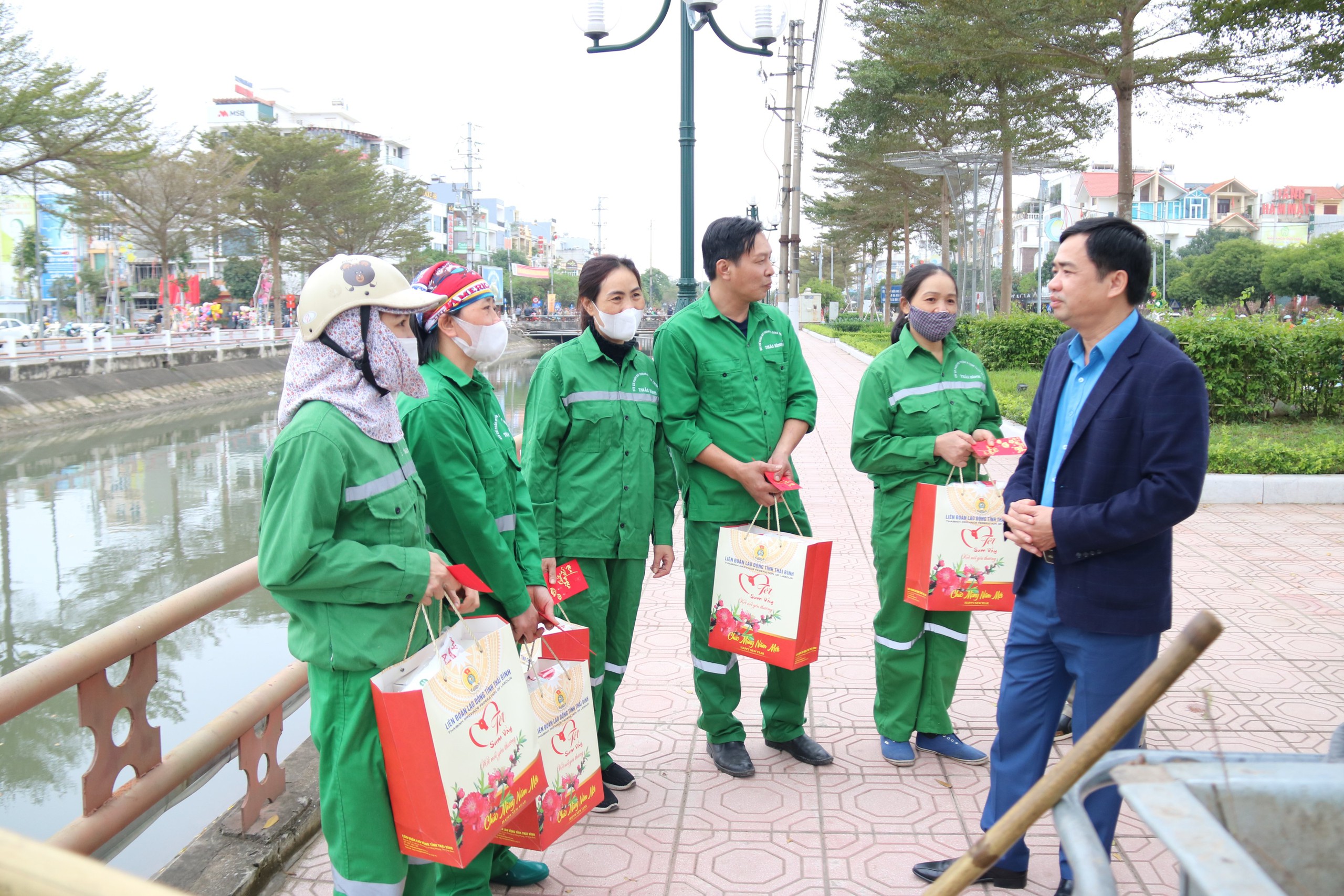 Thái Bình: Lãnh đạo LĐLĐ tỉnh tặng quà, động viên người lao động làm việc xuyên Tết- Ảnh 3.