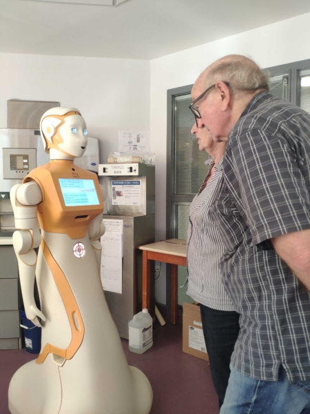 Bệnh viện của Pháp thử nghiệm thành công robot hỗ trợ người già- Ảnh 2.