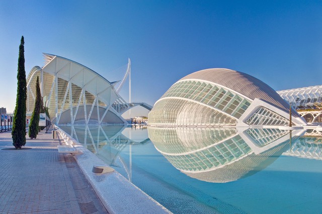 Thành phố Khoa học và Nghệ thuật ngoạn mục của Valencia hiện là một điểm thu hút lớn.